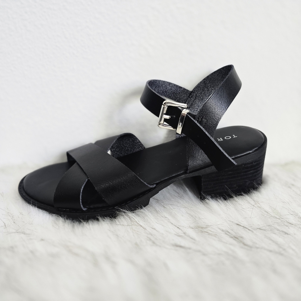 Torrid Black Lug Open Toe Ankle Strap Block Heel Sandals Shoes 9 WW
